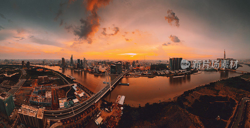 鸟瞰Thu thim 2桥和西贡河在胡志明市，越南。远处是地标81号摩天大楼Bitexco Tower。建筑、道路。西贡天际线。